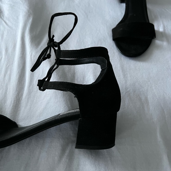 Black low heel Steve Madden shoes, size 9. - Picture 2 of 2